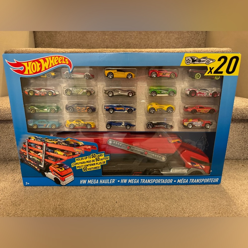 BRAND NEW Hot Wheels HW Mega Hauler Truck WITH 20 cars!!
